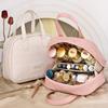 Nova Bolsa Cosmética de Aparência Sofisticada Viagem Grades Tecidas Creme Grande Capacidade Portátil Meia Lua Curva Armazenamento de Cosméticos e Produtos de Higiene