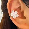 Pendientes de Botón Delicados Color Blanco Leche Pétalo Zirconia de Colores Flor de Perla Clips para Orejas Estilo Bosque Fresco Pendientes Versátiles para Niñas