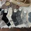 Novas meias femininas de outono e inverno com laços grandes, meias caneladas de cor sólida até o meio da panturrilha, sem costura e versáteis, meias cinzas estilo coreano