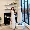 Vestido de Praia Branco Sem Alças e Costas Nuas, Traje Deslumbrante para a Beira-Mar, Vestido com Penas de Toque Sofisticado, Vestido Longo Estilo Fada, Estilo de Férias
