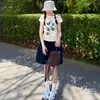 Camiseta Blanca de Hombro Recto, Ceñida a la Cintura, Manga Corta para Mujer, Nuevo Estilo Verano 2026, Corte Ajustado, Top Corto Favorecedor con Diseño Único