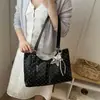 Popular bolsa de lunares de gran capacidad para mujer, nuevo bolso de hombro casual y relajado, bolsa de mano para estudiante universitario y para ir al trabajo