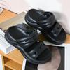 Pantuflas de suela gruesa para mujer nuevas sandalias de doble uso verano para exterior color sólido doble tira realzantes pantufla de una palabra sensación de excremento zapatos de playa