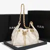2026 Nuevo Modelo Bolso Tote Pequeño Estilo Chanel Acolchado con Cadena y Piel Encerada, Bolso de Hombro Acolchado con Cadena Personalizable de Gran Capacidad