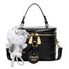 Venta al por mayor popular sentido de alta gama tejido moda portátil bolso caja diseño nicho para mujer temperamento viajero bolsa de mensajero