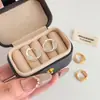 Brincos Torcidos Full Diamond Mais Vendidos para Mulheres, Argolas de Orelha com Design de Nicho de Luxo Leve, Joias de Orelha Exquisitas Simples com Sensação de Alto Padrão, Tachos de Brinco