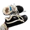 Tênis quentinhos estilo retrô com forro de fleece para mulheres, nova coleção de inverno 2026, sapatos casuais populares, de sola grossa, versáteis, estilo treino alemão, sapatos de algodão felpudo