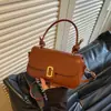 Bolso tipo baguette de un solo hombro, axila, de mano, personalidad francesa, tendencia 2026, superficie brillante, hebilla de nuevo estilo, moda retro, elegante
