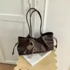 Bolsa de ombro casual grande capacidade 2026 transfronteiriça para mulheres, bolsa tote simples para o dia a dia, bolsa versátil de ombro com estilo descontraído