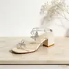 Sandalias de Tacón Grueso con Mariposa de Pedrería Impresionantes Sandalias de Tacón Alto Sandalias Elegantes Francesas de Tacón Bajo con Falda Novedades Verano 2026