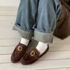 Mocasines de Piel con Hebilla Cuadrada Metálica Silenciosa 2026 Primavera Planos Redondos de Punta Piel Genuina Corte Profundo Zapatos de Mujer