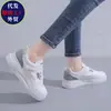 Novedad Primavera/Verano 2026 Más Vendidos Moda Versátil Bloque de Color Piel Impermeable Suela Gruesa Zapatos Blancos para Mujer Zapatos Deportivos Individuales