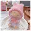 Primera, Segunda y Tercera Generación Labubu 17cm Labubu Muñeca Sentada Fiesta Ropa Imitación Piel de Visón Sombrero de Orejas de Gato Bufanda Suéter