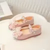 Sapatos Pequenos de Couro para Meninas Estilo Outono 2025 Sapatos Individuais Infantis Sapatos de Princesa Pequenos Estilo Francês com Laço Solado Macio Sapatos de Couro para Bebês
