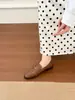Sapatos Femininos de Couro Marrom Retrô 2026 Moda Novo Estilo com Fivela de Cinto Versáteis Mocassins Planos