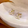 Brincos de Flor de Zircônia Estilo Coreano Moda Simples, Brincos Elegantes Versáteis de Luxo Leve, Acessórios de Orelha Personalizados de Nicho de Alta Qualidade para Mulheres