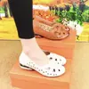 Zapatos Sandalias de Mamá 2026 Primavera y Verano Nuevos Estilo Chino Suela Suave Superficie Suave Zapatos Ligeros Perforados para Mujeres de Mediana Edad y Mayores Antideslizantes Zapatos de Una Sola Pieza