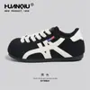 Tênis de Treino Alemão com Solado Grosso e Estampa de Leopardo Global para Mulheres 2025 Inverno Novo Estilo Sapatos de Algodão Quentes com Pelúcia Mocassins Fofos e Robustos