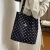 Bolsa feminina de veludo cotelê, nova coleção de outono 2026, design moderno de bolinhas, bolsa tote de grande capacidade para o dia a dia, bolsa de ombro