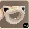 Faixa de cabeça de pelúcia divertida e peculiar para mulheres, com design de desenho animado, textura fofa e estilo de coroa alta, perfeita para lavar o rosto e adicionar um toque de sofisticação aos seus acessórios de cabelo.