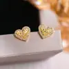 Brincos de Coração Plissados Pequenos com Micro Embellishments de Agulha de Prata, Brincos de Coração de Pêssego Modernos e Exquisitos, Brincos Elegantes e de Alta Qualidade para Mulheres