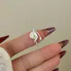 Anillo Minimalista Vintage Estilo Francés Chapado en Cobre Dorado con Flor de Trompeta, Anillo Abierto Ajustable con Diseño de Flor y Mariposa para Apilar