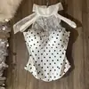Top halter de lunares blancos estilo francés con diseño de espina de pez para mujer, con un diseño sofisticado y adelgazante
