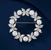 Broche de Perla Mariposa - Exquisito broche de mariposa de perla redonda de alta gama para mujer con un diseño de lujo ligero, adecuado como accesorio para traje