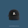 Gorra con visera de etiqueta R de copa suave estilo japonés bordada protección solar estilo coreano gorra de béisbol para hombres y mujeres en todas las estaciones mostrando rostro pequeño sistema de color dopamina