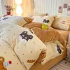 Juego de cuatro piezas de terciopelo de leche de invierno, funda de edredón de franela de coral engrosada y cálida, sábana, juego de tres piezas para dormitorio, ropa de cama para estudiantes