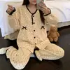 Conjunto de pijama de manga comprida e calça comprida para mulheres, para as estações de primavera e outono, com um design doce e fofo, estilo confortável e casual, e um tecido espesso com camada de ar para aquecimento.