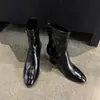 Botas curtas de salto alto da moda estilo britânico de 7 cm, novo modelo outono e inverno 2026, bico fino, salto grosso, zíper traseiro, botas da moda feminina