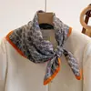 Pañuelo pequeño cuadrado de algodón y lino con estampado paisley en blanco y negro para mujer, adecuado para primavera, otoño e invierno, pañuelo para el cuello