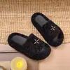 Zapatillas de Felpa Cálidas de Talla Pequeña con Flor Cruzada para Aumentar la Altura para Mujeres 2026 Otoño/Invierno Nuevas Zapatillas de Algodón para Exteriores con una Correa Más Terciopelo
