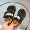 Sapatos de Couro para Meninas 2026 Outono Nova Moda Sapatos de Couro com Pérolas Estilo Britânico Sapatos de Princesa com Laço Sapatilhas de Strass para Crianças