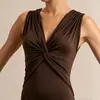 Vestido de noite estilo europeu e americano transfronteiriço com decote em V, cintura torcida, cauda de sereia, sem mangas, modelagem justa, elástico, longo para festas e banquetes