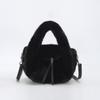 Nova Bolsa de Pelúcia Outono e Inverno para Mulheres Estilo Coreano Fashionável Bolsa de Mão Peluda Simples e Versátil Bolsa Peluda de Ombro ou Transversal