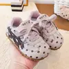 Sapatos Infantis Outono 2026 para Meninas Pequenas, Sapatos Esportivos Casuais Doces com Bolinhas, Moda Estilo Coreano Tendência Sapatos Meninas Forrest Gump