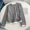 Top Versátil Ajustado de Cuello Redondo, Bloques de Color, Falso Dos Piezas, Cintura Plisada Adelgazante, Inspirado en el Diseño de Otoño e Invierno
