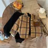 Camisa con Forro de Polar para Niños 2026 Otoño/Invierno Nuevo Estilo Niños Tallas Mediana y Pequeña Camisa Chaqueta Cuadros Atractiva Ropa Exterior Gruesa para Bebé