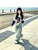 Conjunto de dos piezas de nuevo estilo para niña Otoño 2026: Conjunto de Sudadera Falsa de Dos Piezas y Jeans de Pierna Ancha para Niñas Mayores, Conjunto de Dos Piezas de Dibujos Animados y Moderno