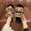 Impresionantes Pantuflas de Piel con Estampado de Leopardo para Mujer 2026 Otoño/Invierno Suela Plana de una Tira Pantuflas de Algodón Pantuflas con Punta Abierta y Felpa