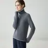 Novo suéter feminino 100% cashmere puro para outono e inverno com design de gola alta falsa, criando um visual em camadas, uma camada interna quente e um top de tricô