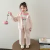 Comercio Exterior 2026 Primavera Nueva Moda Infantil Estilo Coreano Moda Sombrero para Niña Pequeña con Adorno de Encaje Cremallera Conjunto de Dos Piezas para Bebé