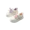Estilo nuevo 2026, tallas 27-37, zapatos casuales y tenis populares de piel para niños, con suelas suaves de goma EVA