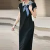 Vestido de Seda Gelada para Mulheres, Novo Estilo de Verão com Gola Reversível, Gravata Lenço de Seda, Ajuste na Cintura, Vestido Longo Emagrecedor, Elegante, Fornecimento Direto do Fabricante