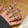 Anillo retro floral en tono café dorado, una pieza lujosa y única con un aire de alta gama, diseñado para apilar, con un borde de encaje, y perfecto para el dedo índice, ofreciendo un estilo moderno e individual