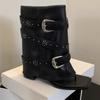 Sandalias estilo punk con punta de remache negro y tira de espiga para mujer, zapatos nuevos de verano 2025, botas con hebilla vintage para pantalones ajustados