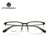Armazón de Gafas Cuadrado para Negocios de Cara Ancha y Cuerpo Gordo Studiomuku, un Armazón de Gafas que es Tanto de Negocios como Artístico