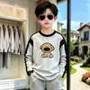 Camiseta de algodão puro com mangas compridas e blocos de cor para meninos, novo estilo primavera e outono, top estiloso, menino bonito, crianças de meia-idade e mais velhas, segunda pele, roupa de outono
